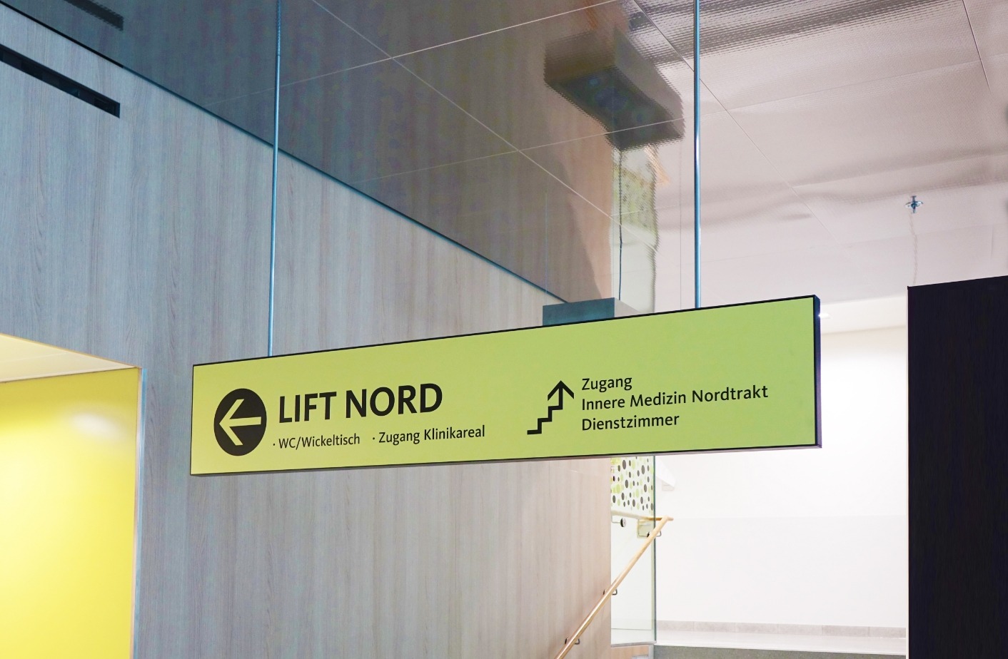 Hängeschild "Lift Nord" Klinik Tirol