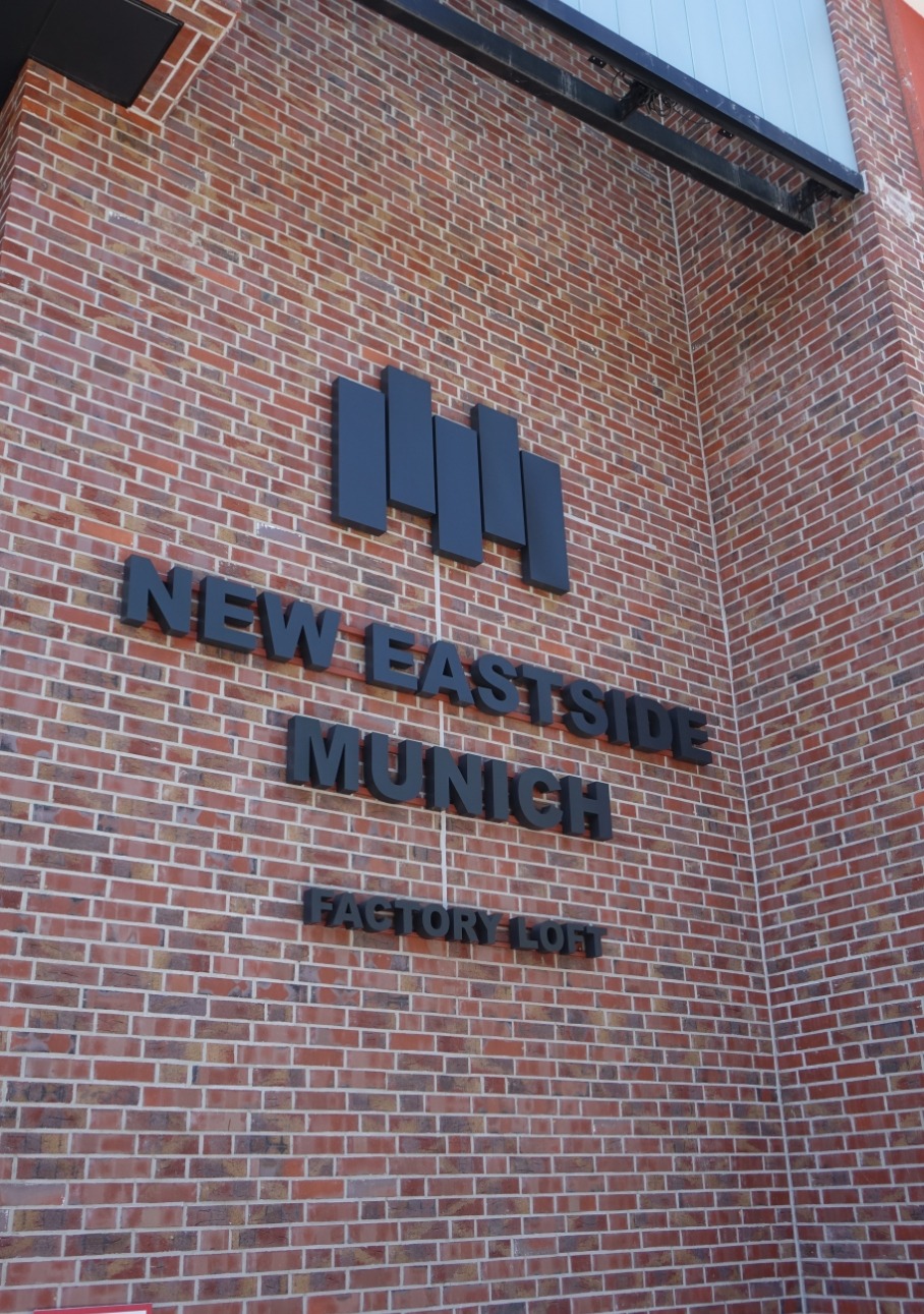 Außenbeschriftung New Eastside Munich Logo