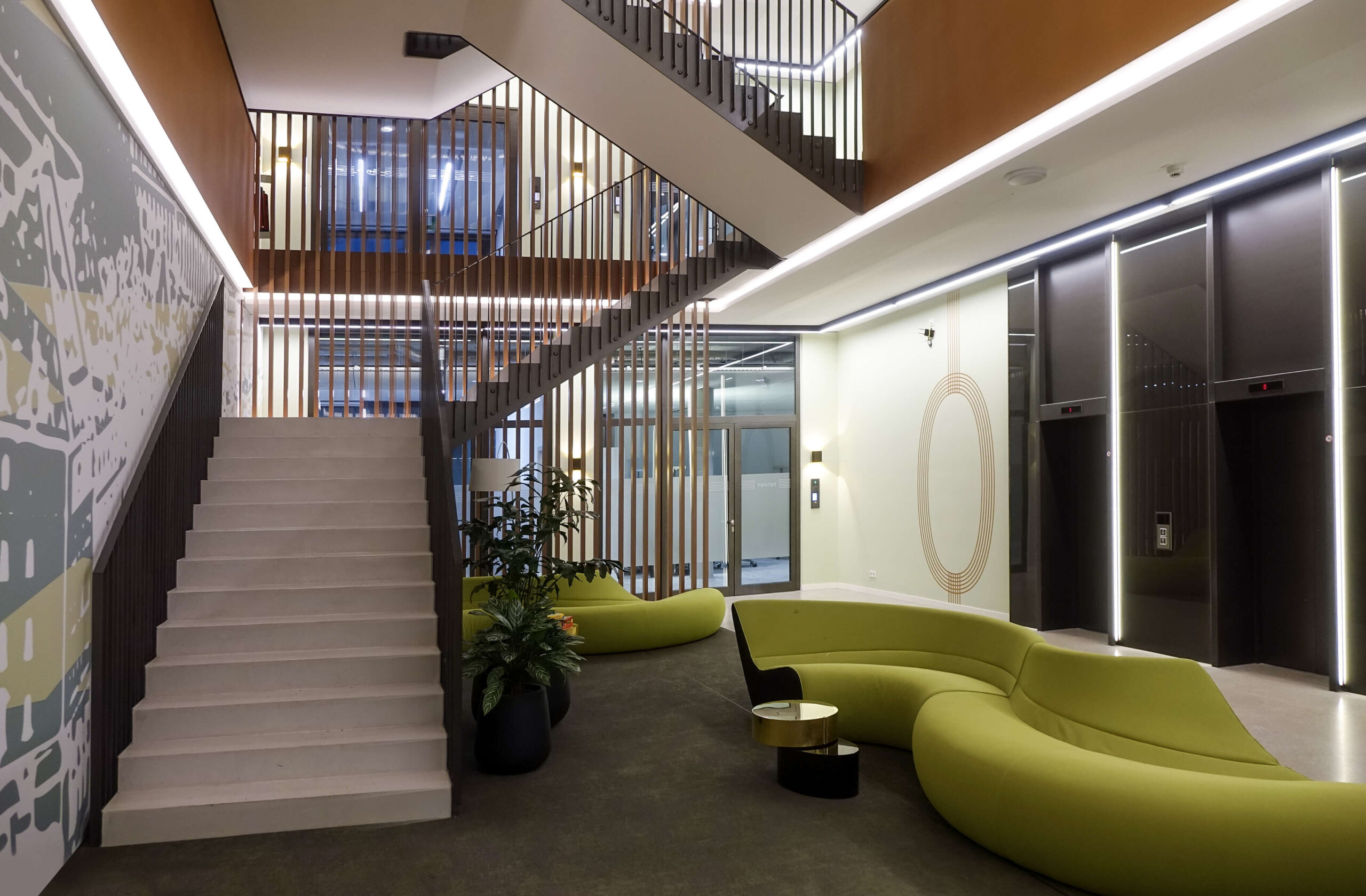 grasblau office building · Etagenkennzeichnung · Liftlanding · Schablonierung · Flucht- und Rettunsgweg · Gold · schwebendes Treppenhaus · Ambiente · Fitness-Programm